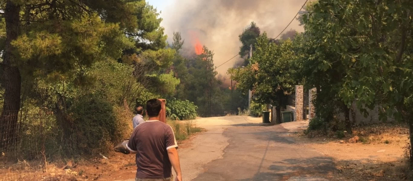 Φωτιά στην Σταμάτα: Δείτε αναλυτικά που έχει διακοπεί η κυκλοφορία οχημάτων